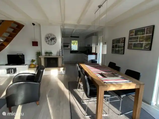 In de woonkamer staat een grote eettafel waar u gezellig met zijn allen kunt eten.